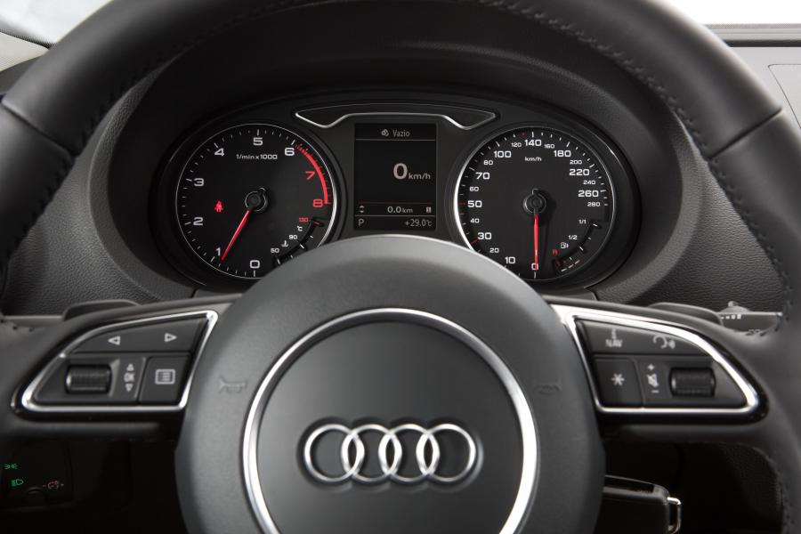 Панель приборов Audi A3 Sedan 1.8 T (8V) 2014 года  (фото 14 из 30)